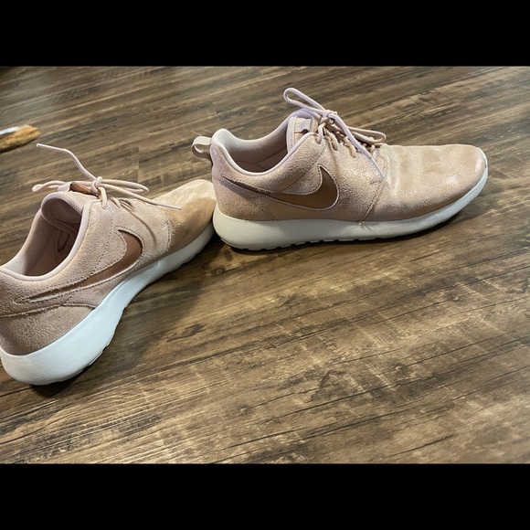 Rose Gold Roshe Nike Shoes - Picture 4 of 4